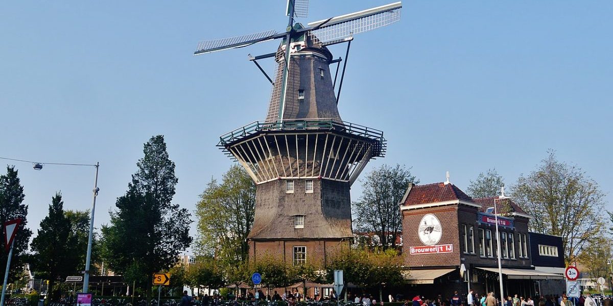 Dentro da sala de um moinho de vento um subúrbio de amsterdam
