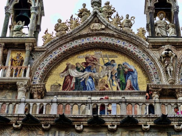 Mosaico da tradução do corpo de são marcos na porta da fachada de