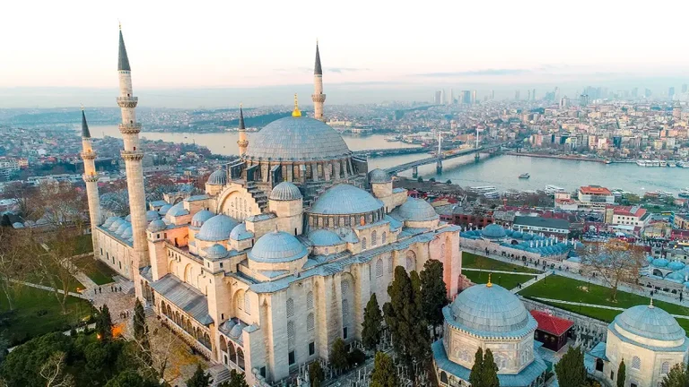 ANTIGA MESQUITA DA SULTANA-MÃE (Atik Valide Camii)